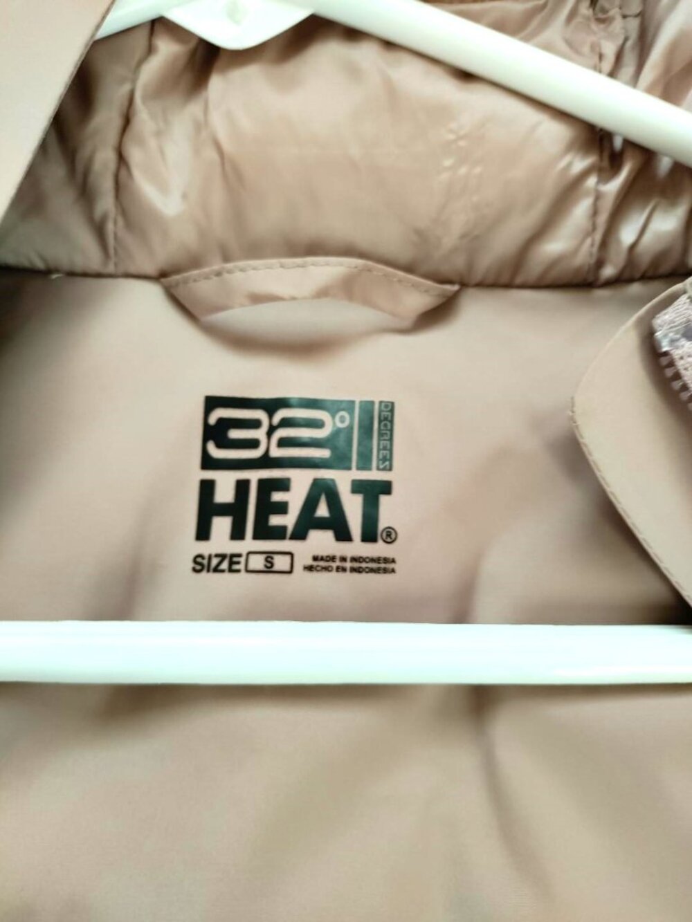 Women's brand new waterproof jacket with free new long sleeve shirt and caps - Picture 6 of 10